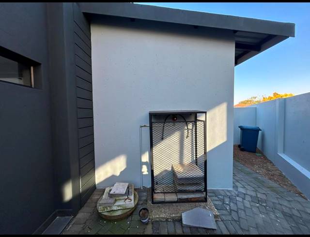 4 BEDROOM TOWNHOUSE FOR SALE IN SIX FOUNTAINS RESIDENTIAL ESTATE
